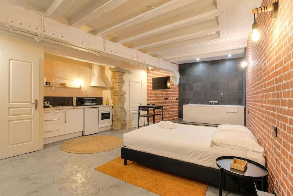Industrial-Style Studio With Bathtub, Vieux-Lyon Exterior photo