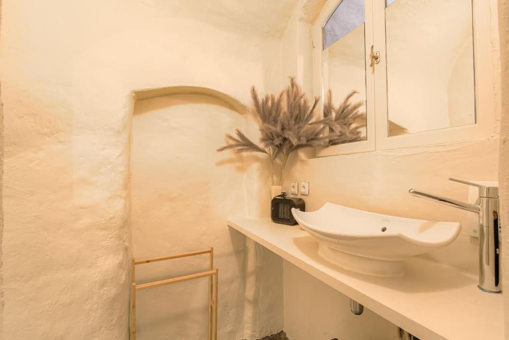 Industrial-Style Studio With Bathtub, Vieux-Lyon Exterior photo
