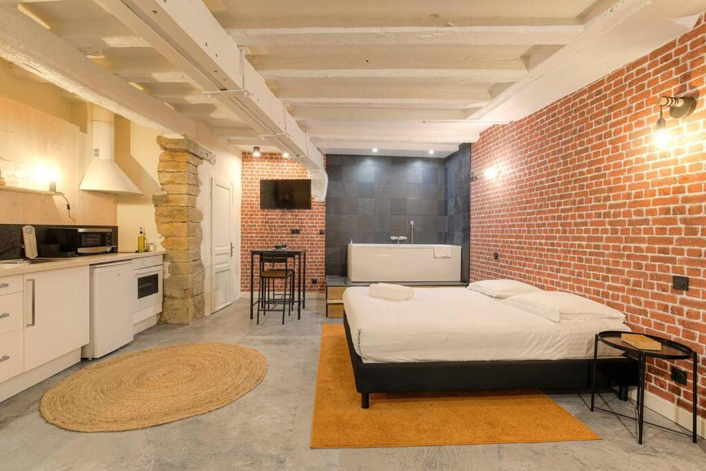 Industrial-Style Studio With Bathtub, Vieux-Lyon Exterior photo